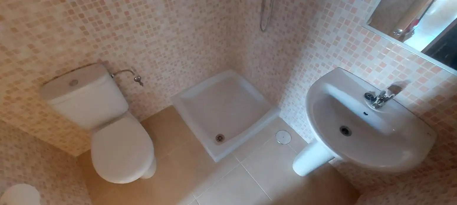 Badezimmer von Einfamilien-Reihenhaus zum Verkauf in Montalbo mit Heizung, Terrasse und Balkon