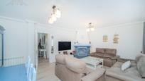 Sala d'estar de Casa adosada en venda en Navalcarnero amb Aire condicionat, Terrassa i Balcó