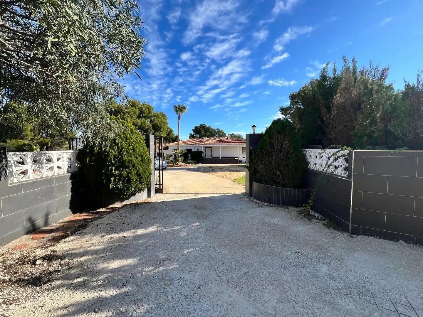 Vista exterior de Casa o xalet en venda en La Nucia amb Jardí privat, Terrassa i Piscina