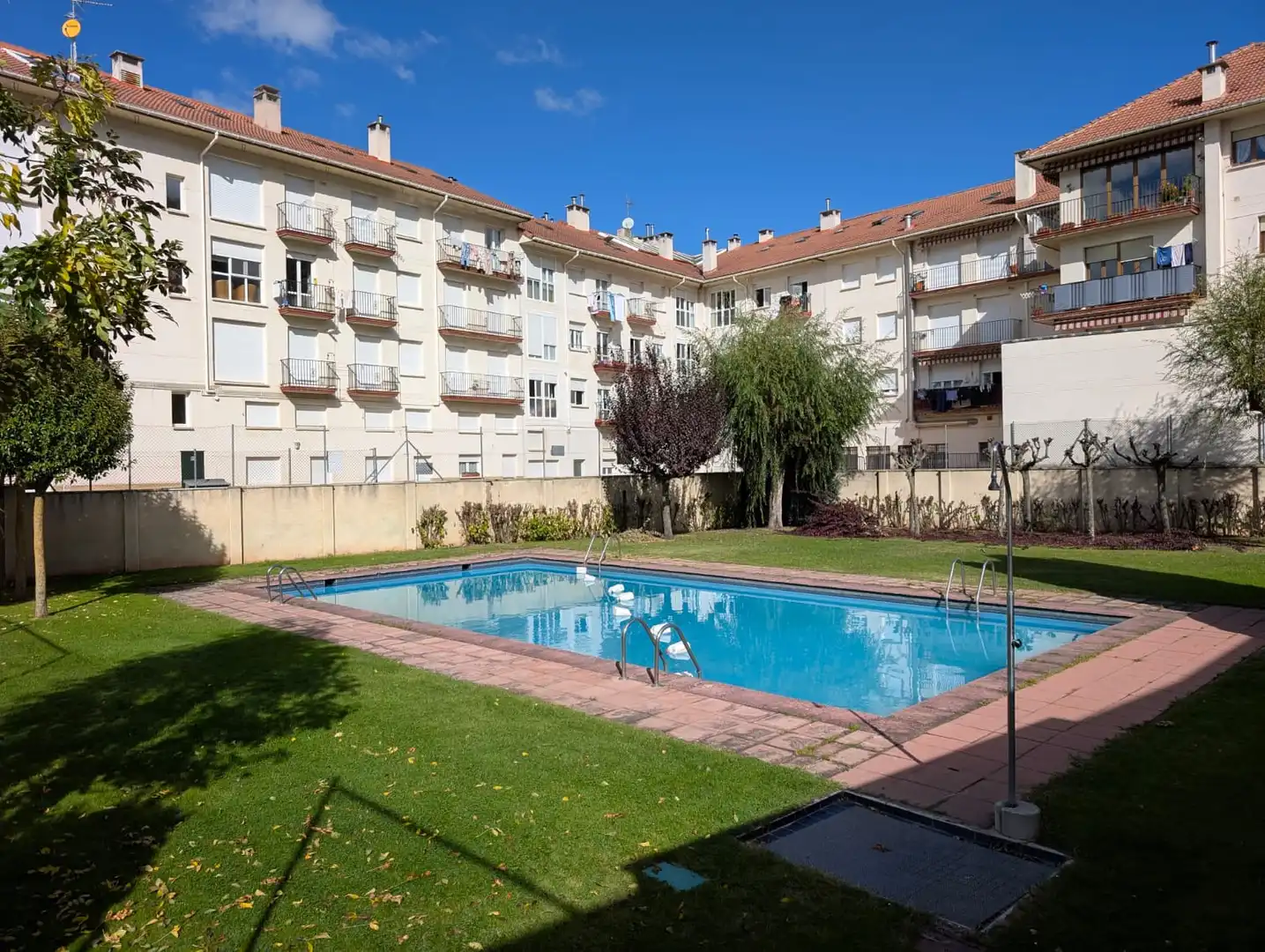 Piscina de Apartament en venda en Ezcaray amb Calefacció, Traster i Moblat