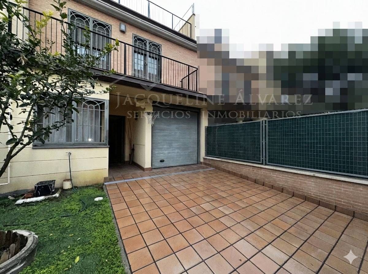 Exterior view of Single-family semi-detached for sale in Parla  with Air Conditioner, Private garden and Parquet flooring