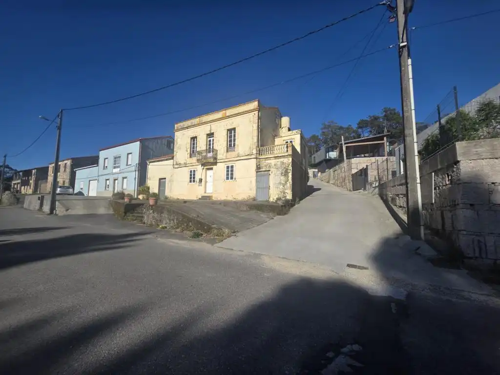 Vista exterior de Casa o xalet en venda en Boiro amb Jardí privat, Terrassa i Traster
