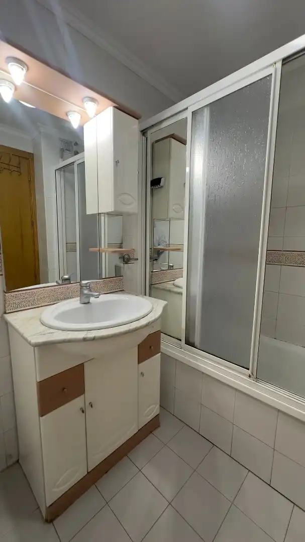 Badezimmer von Wohnung zum Verkauf in Camas mit Klimaanlage