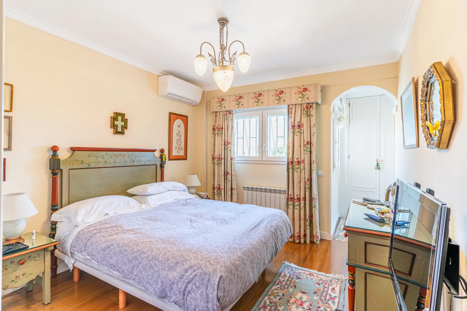Schlafzimmer von Einfamilien-Reihenhaus zum Verkauf in Las Rozas de Madrid mit Klimaanlage, Heizung und Privatgarten