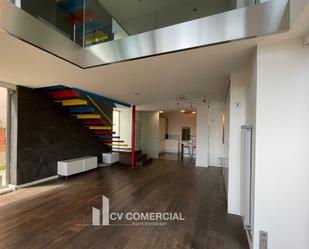 Sala d'estar de Dúplex en venda en  Barcelona Capital amb Aire condicionat i Terrassa
