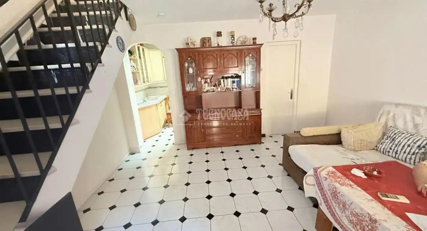 Einfamilien-Reihenhaus zum Verkauf in Málaga mit Klimaanlage, Terrasse und Balkon