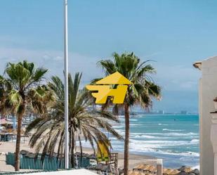 Vista exterior de Pis en venda en Benalmádena amb Aire condicionat i Jardí privat