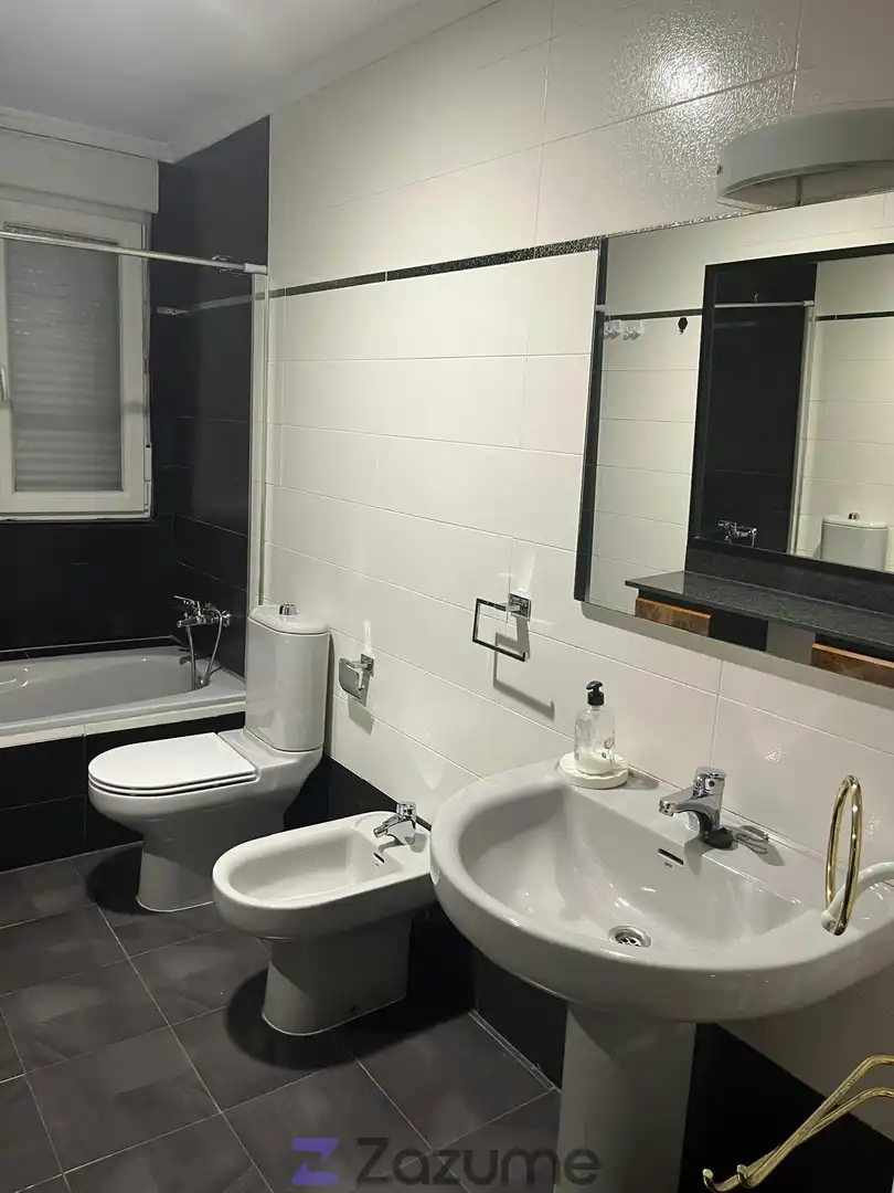 Bathroom of Flat for rent in Salamanca  with Heating, Parquet flooring and Terrace