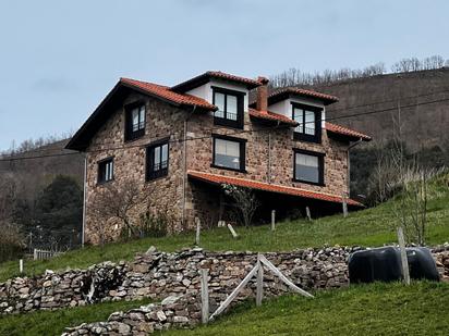 Vista exterior de Casa o xalet en venda en Peñarrubia amb Calefacció