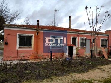 Casa amb piscina en venda a L 4-D 226