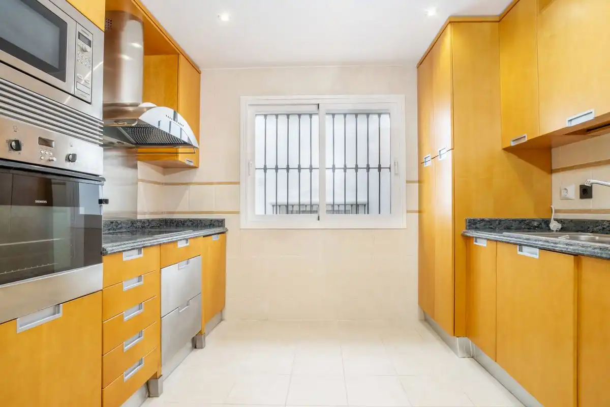 Cuina de Planta baixa en venda en Marbella amb Aire condicionat, Calefacció i Jardí privat