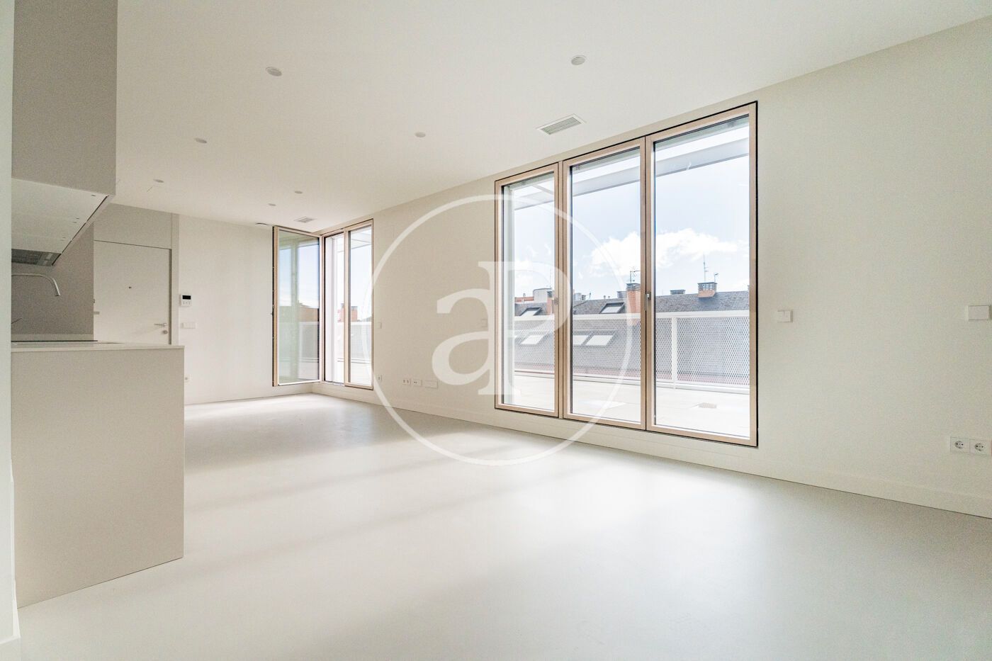 Vista exterior de Àtic de lloguer en  Madrid Capital amb Aire condicionat, Calefacció i Jardí privat