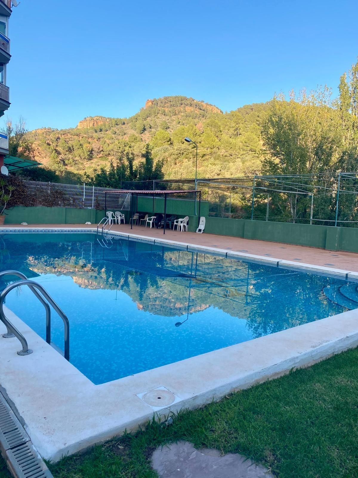 Piscina de Casa adosada en venda en Serra amb Terrassa, Traster i Balcó