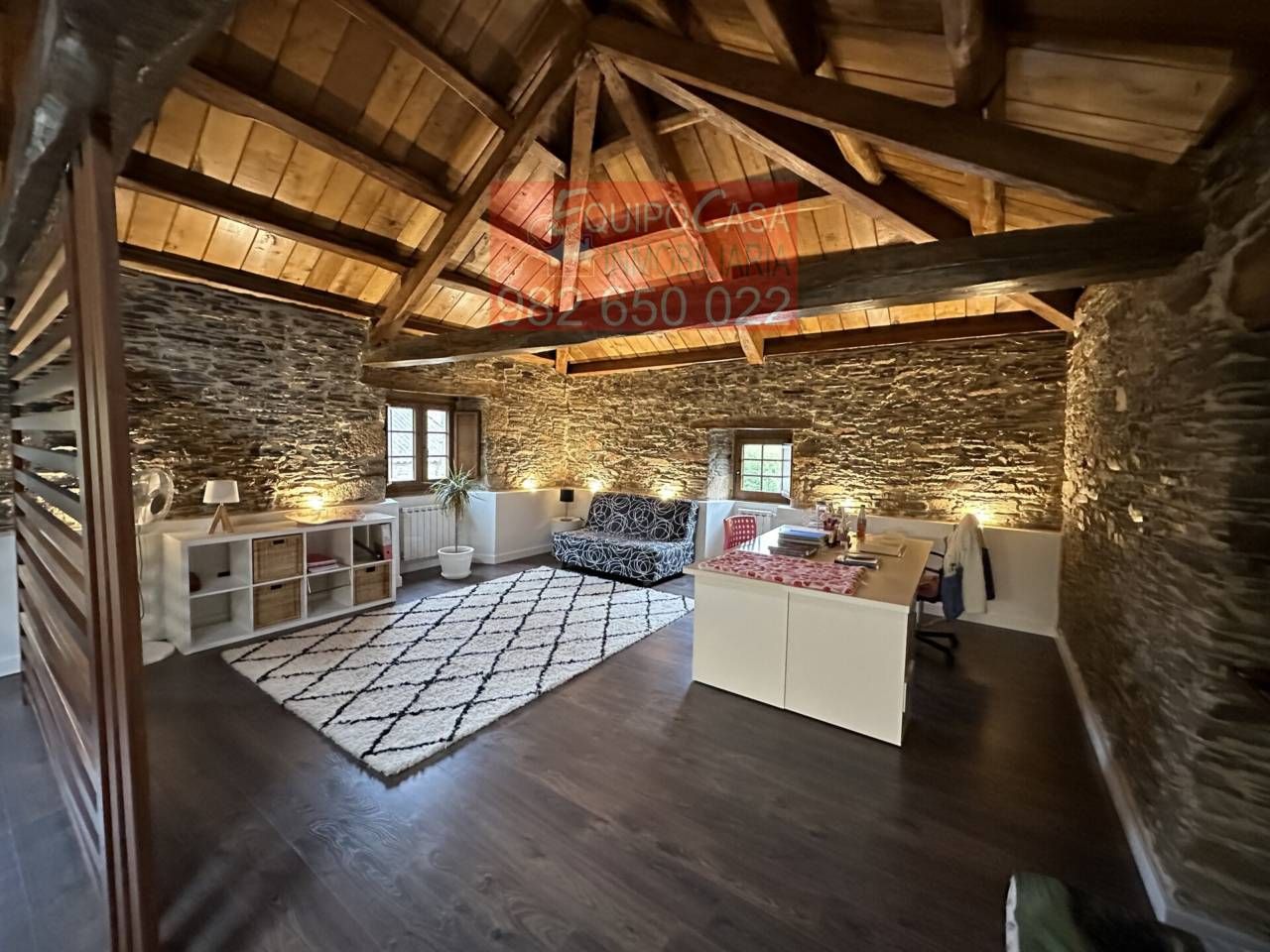 Sala d'estar de Casa o xalet en venda en Castro de Rei amb Calefacció, Jardí privat i Parquet