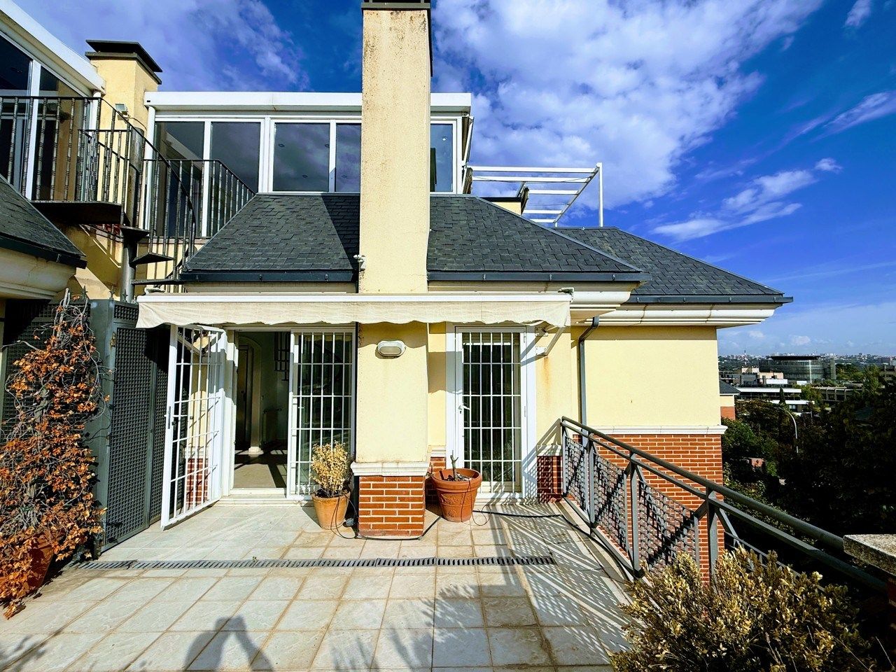 Exterior view of Duplex to rent in  Madrid Capital  with Air Conditioner, Parquet flooring and Terrace