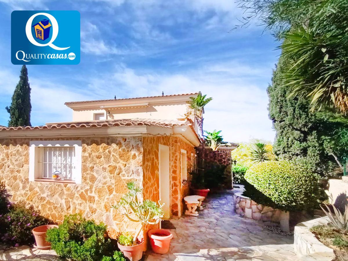 Vista exterior de Casa o xalet en venda en Mutxamel amb Aire condicionat, Terrassa i Piscina comunitària