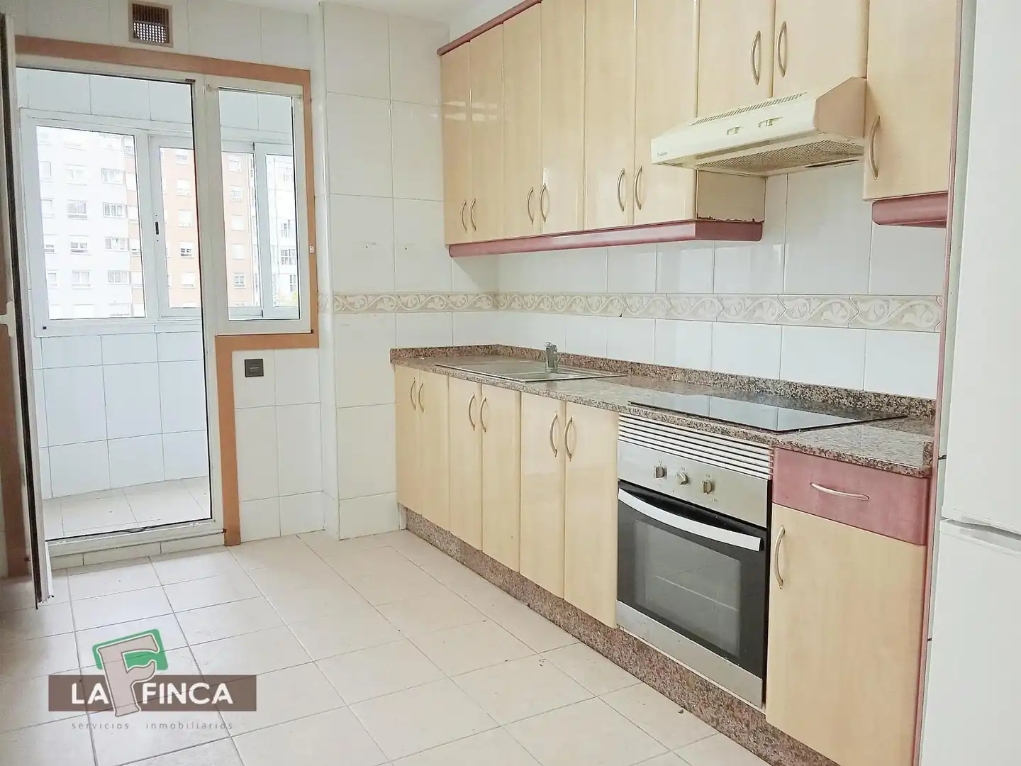 Cuina de Pis en venda en Oviedo  amb Calefacció, Parquet i Terrassa