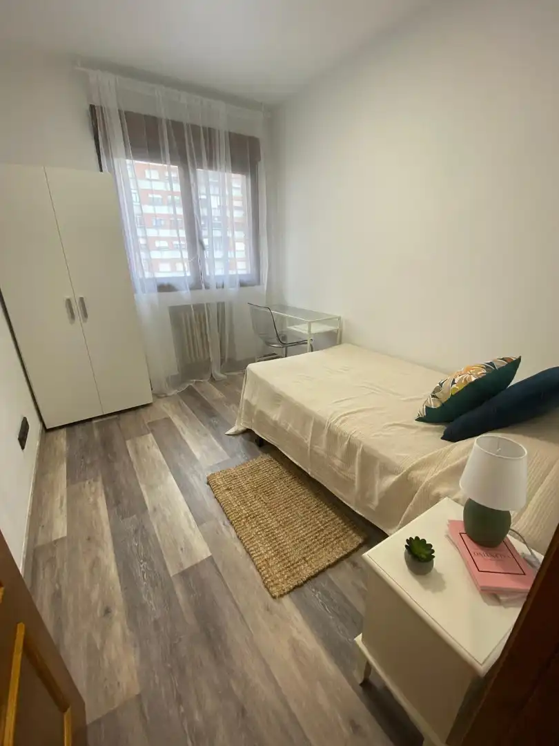 Habitación de Piso de alquiler en Oviedo  con Calefacción