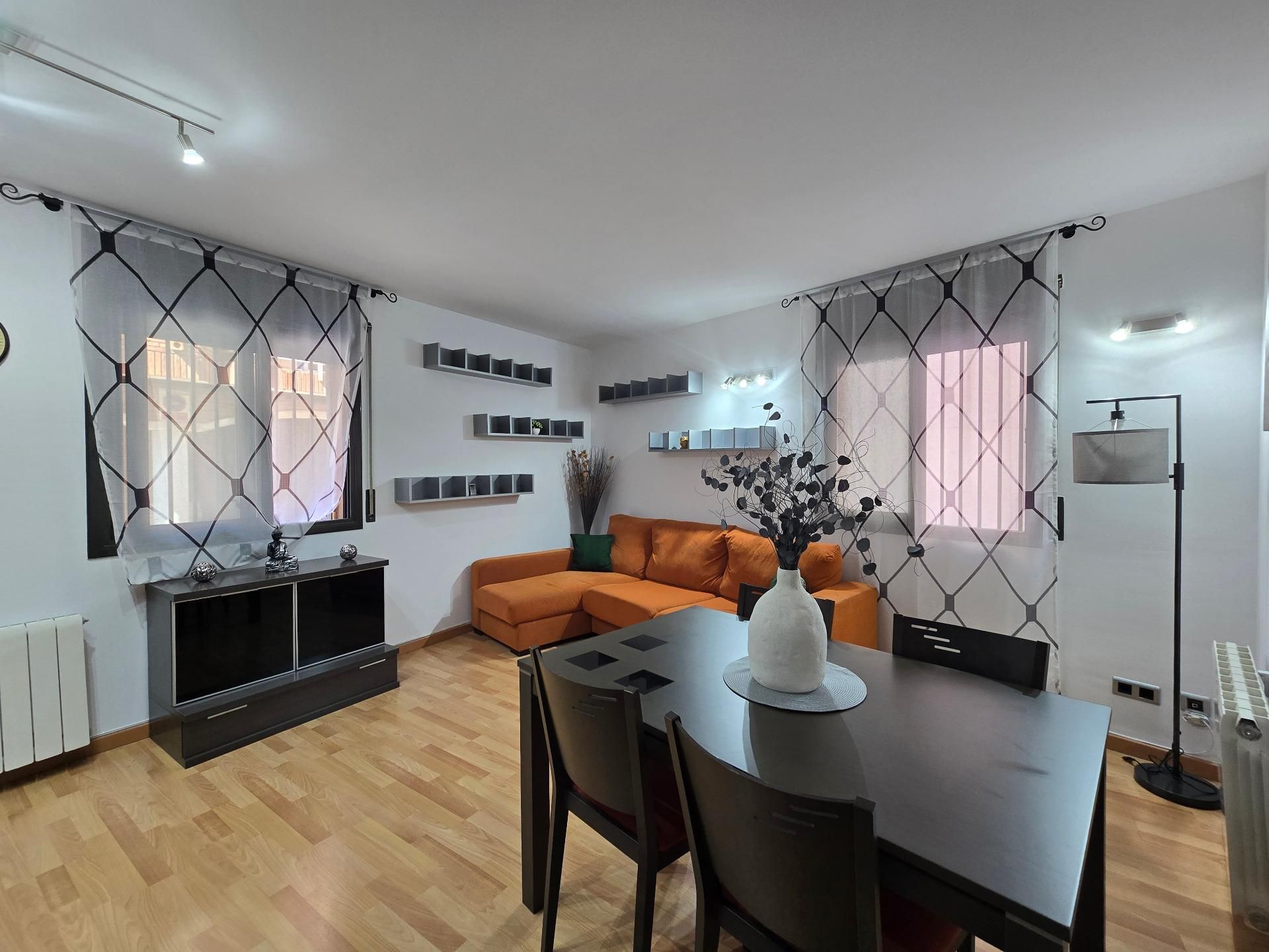 Sala d'estar de Planta baixa en venda en Rubí amb Calefacció i Parquet