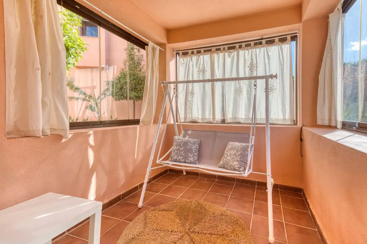 Terrasse von Einfamilien-Reihenhaus zum Verkauf in Estepona mit Klimaanlage, Terrasse und Alarm