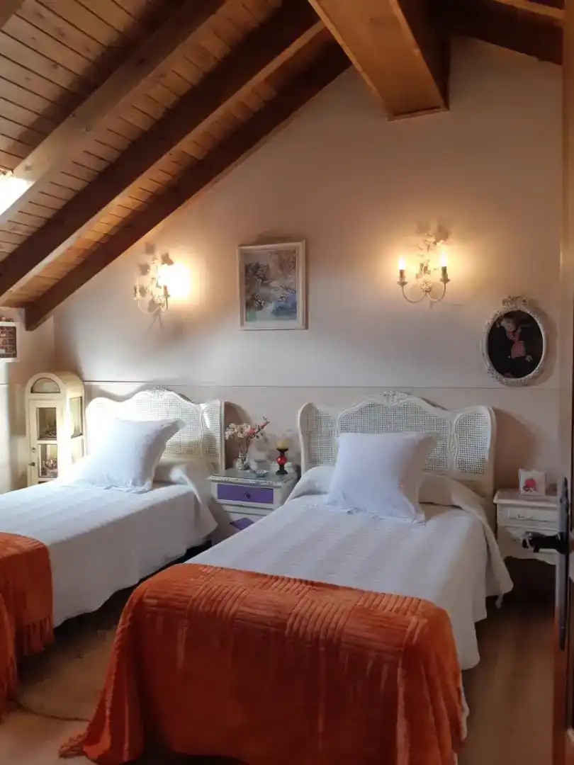 Habitación de Casa adosada en venta en Carrocera con Trastero, Amueblado y Horno