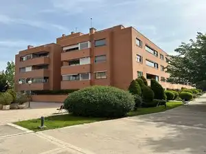 Vista exterior de Pis en venda en Pozuelo de Alarcón amb Traster, Alarma i Piscina comunitària