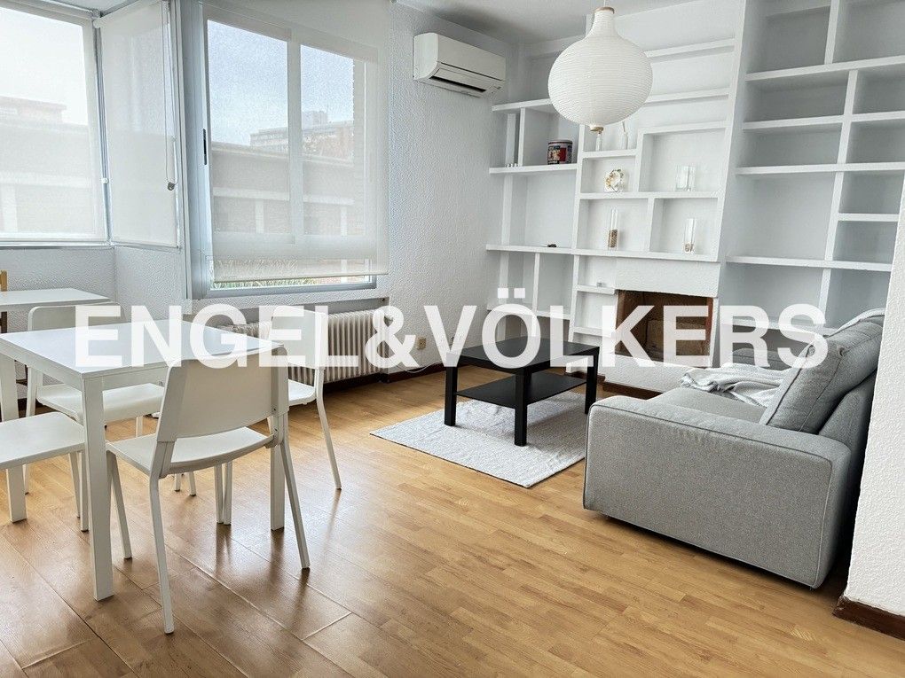 Sala d'estar de Apartament de lloguer en  Madrid Capital amb Aire condicionat, Calefacció i Moblat