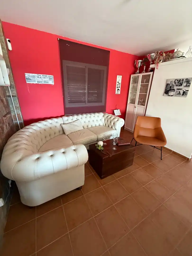 Sala d'estar de Casa o xalet en venda en El Castillo de las Guardas amb Jardí privat i Piscina comunitària