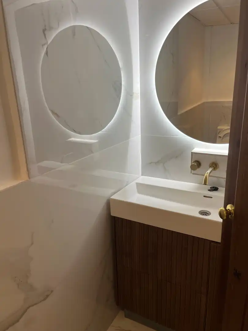 Badezimmer von Büro zur Miete in Marbella mit Klimaanlage, Heizung und Möbliert