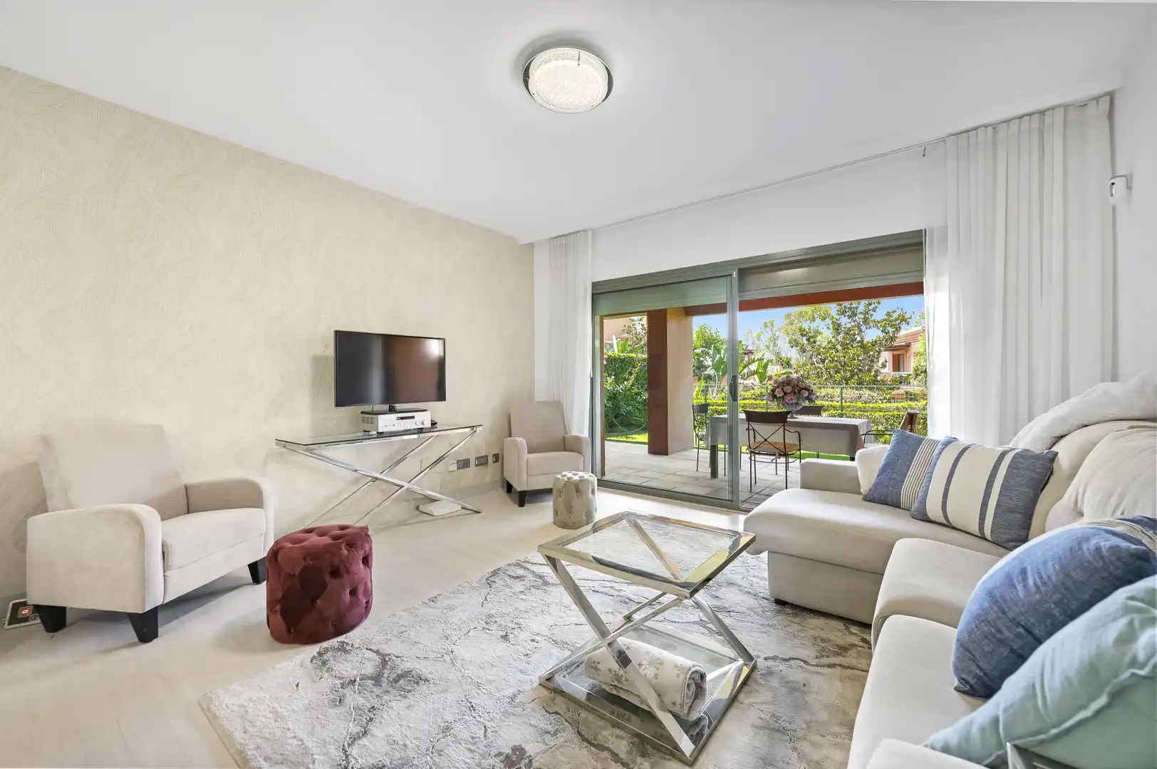 Sala d'estar de Planta baixa en venda en Estepona amb Aire condicionat, Jardí privat i Terrassa