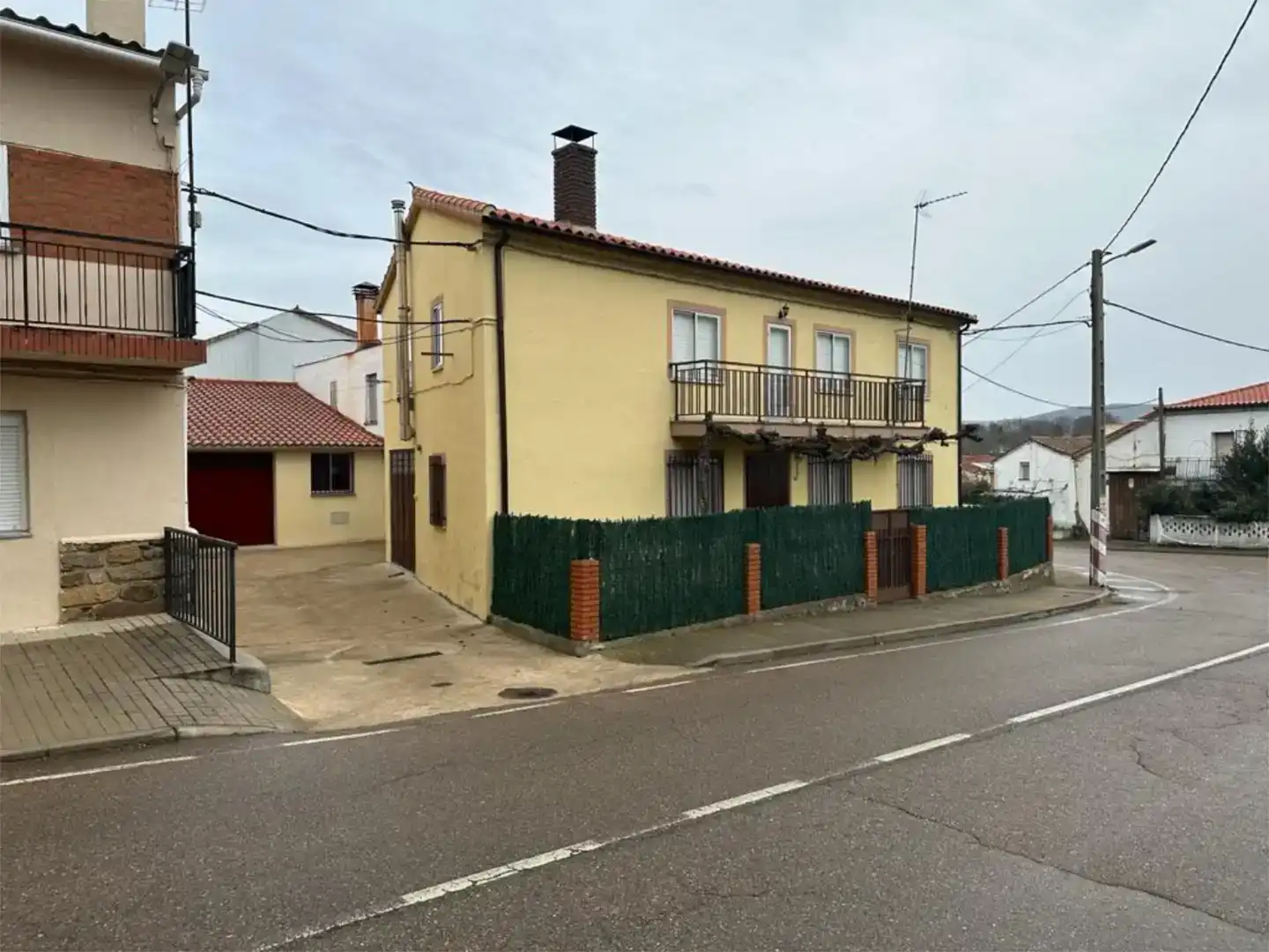 Vista exterior de Casa o xalet en venda en El Cabaco  amb Balcó