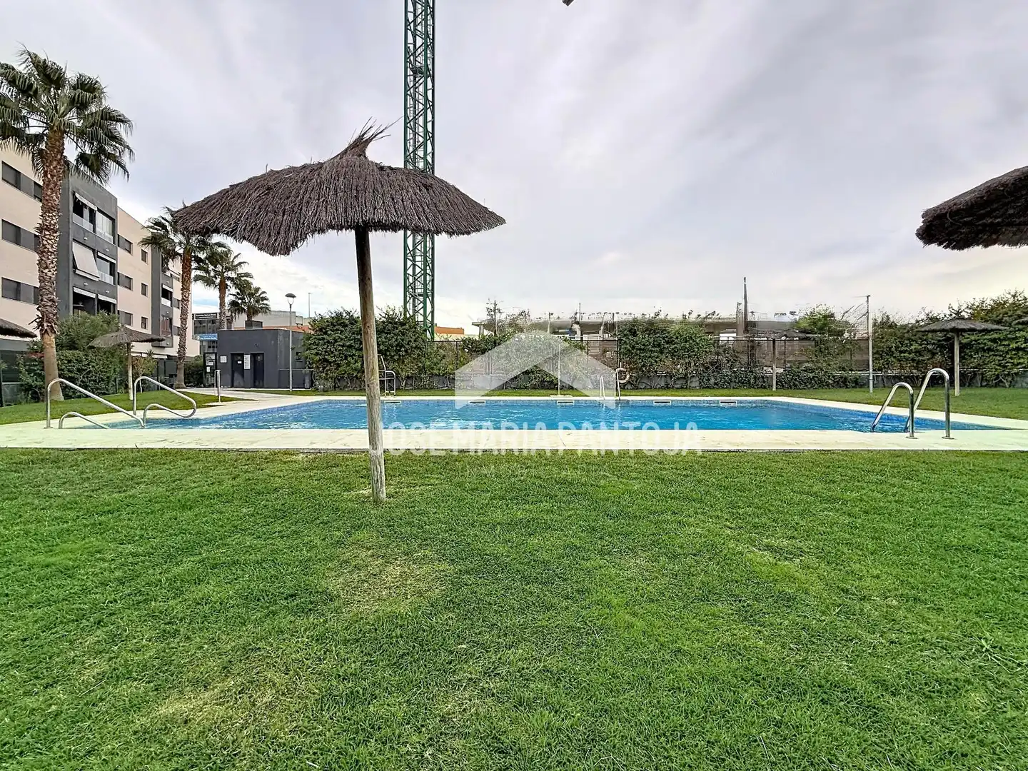 Piscina de Pis en venda en Jerez de la Frontera amb Aire condicionat, Jardí privat i Parquet