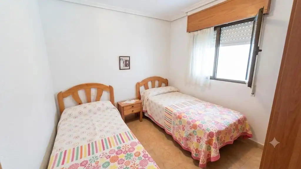 Dormitori de Apartament en venda en Torrevieja amb Terrassa i Moblat