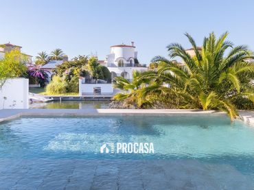 Villa con piscina in vendita a Llobregat