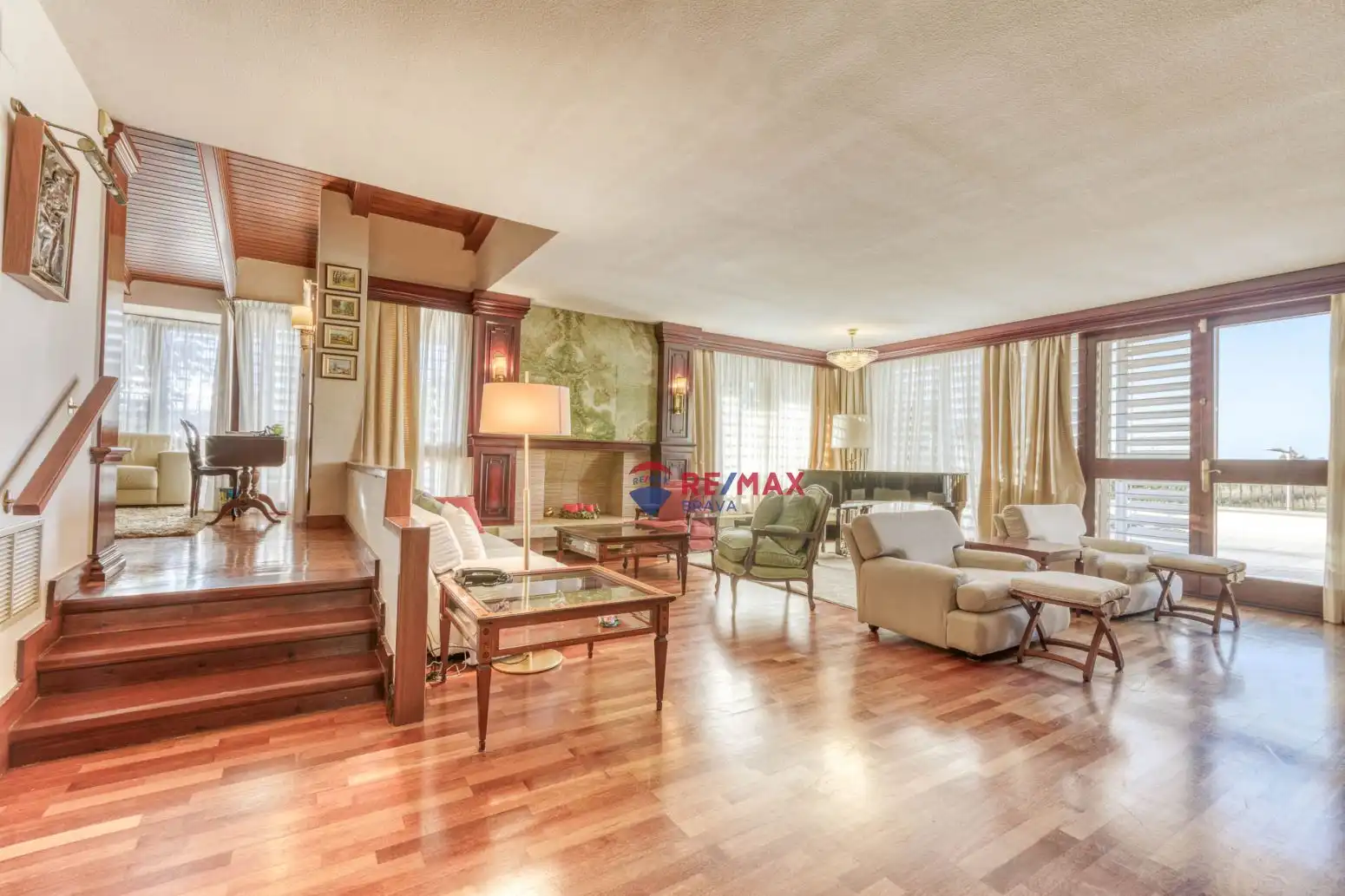 Sala d'estar de Casa o xalet en venda en Roses amb Aire condicionat, Jardí privat i Terrassa