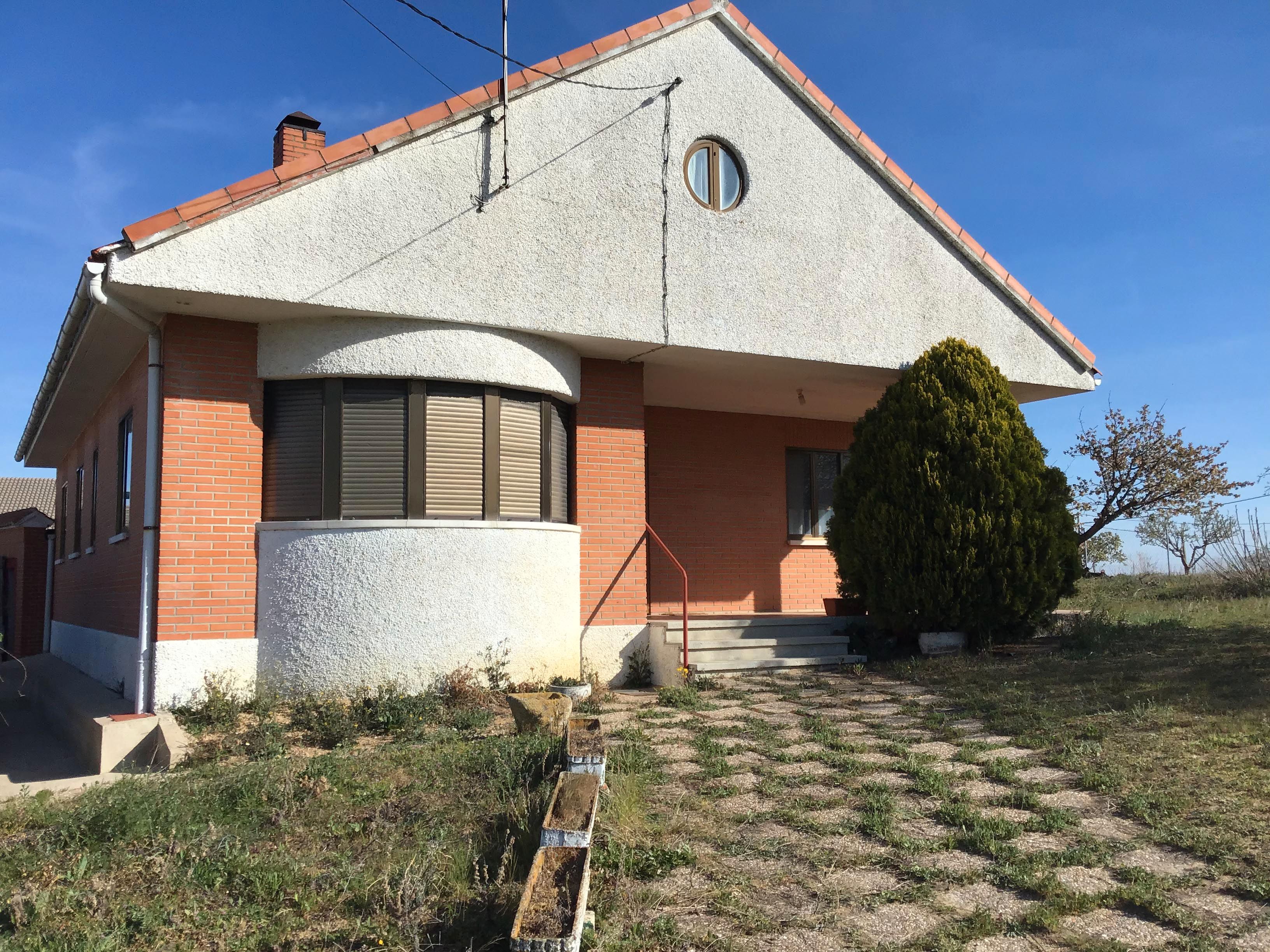 Vista exterior de Casa o xalet en venda en Argujillo amb Calefacció, Jardí privat i Moblat