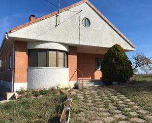 Vista exterior de Casa o xalet en venda en Argujillo amb Jardí privat, Moblat i Internet