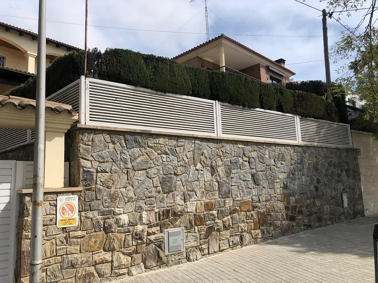 Vista exterior de Casa o xalet de lloguer en Premià de Dalt amb Aire condicionat, Calefacció i Jardí privat