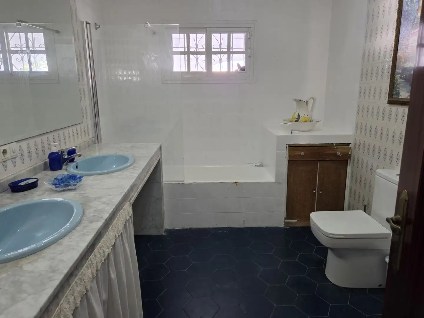 Bathroom of Houses for sale in Algeciras  with Swimming Pool and Furnished
