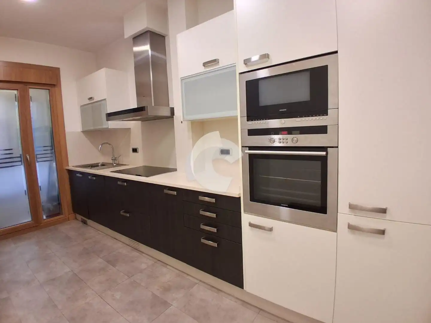 Küche von Wohnung zur Miete in Vigo  mit Heizung, Parkett und Abstellraum