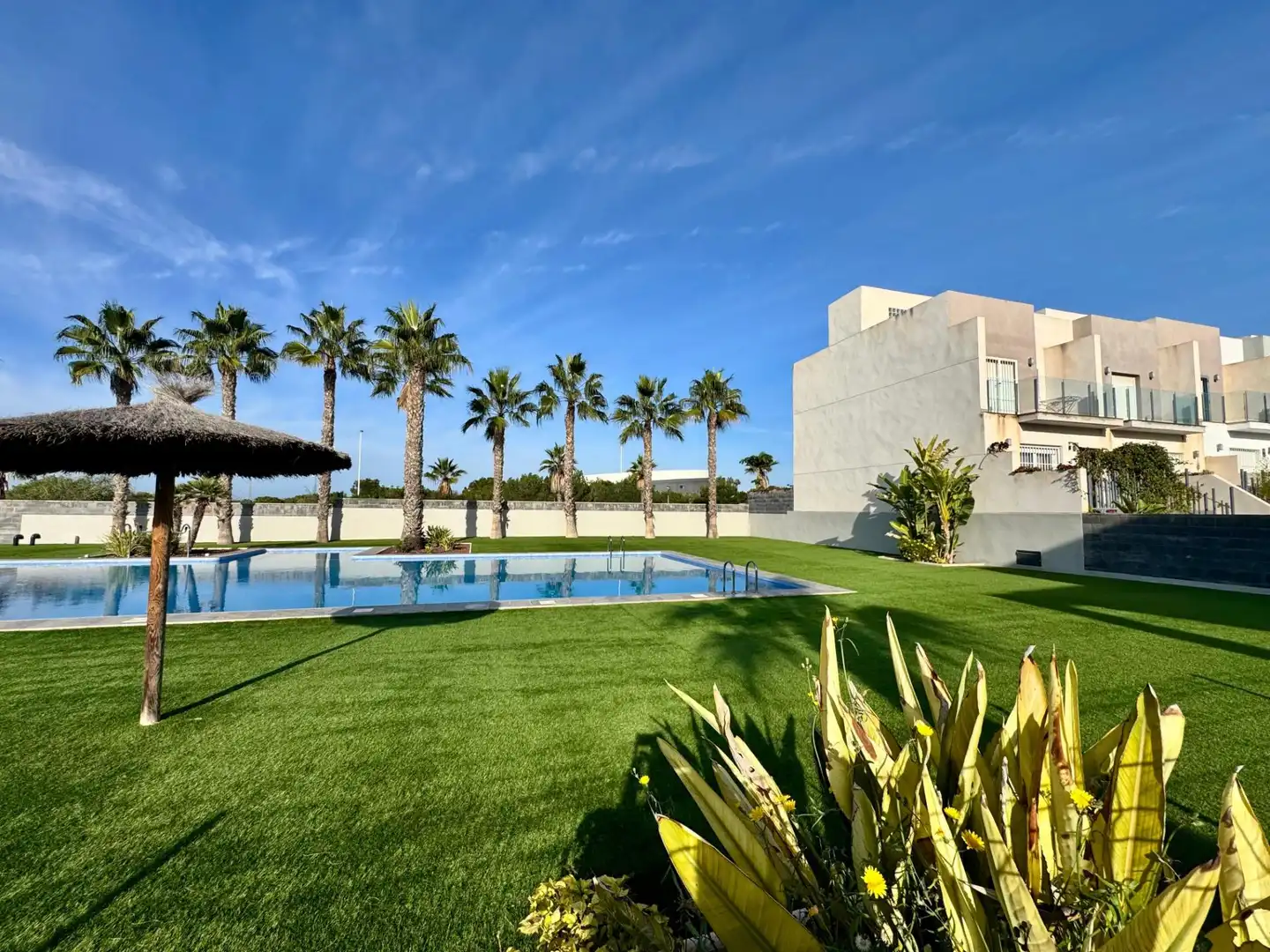Piscina de Casa adosada en venta en Torrevieja con Jardín privado, Terraza y Balcón