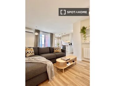 Appartamento con balcone in affitto a Usera