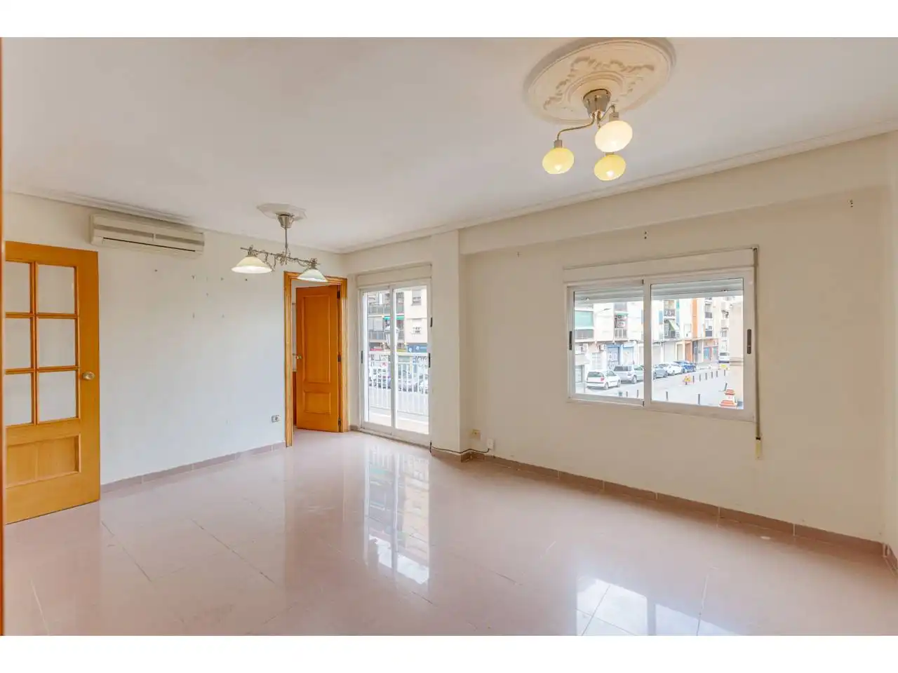 Exterior view of Flat for sale in Valencia  with Air Conditioner and Balcony