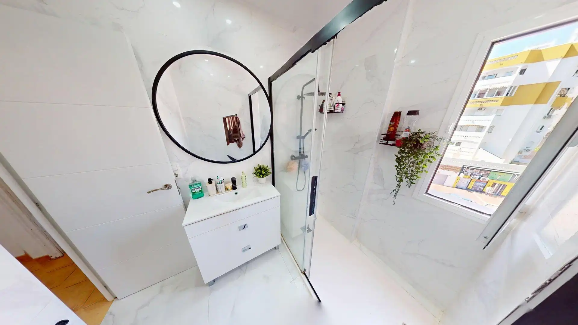 Bathroom of Flat for sale in Benalmádena  with Air Conditioner, Swimming Pool and Furnished