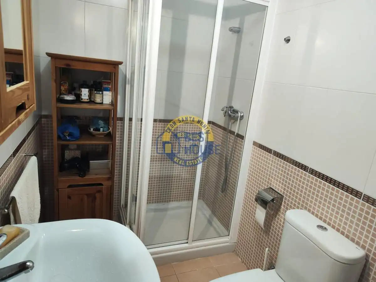 Baño de Casa o chalet en venta en Villaquilambre con Calefacción, Jardín privado y Parquet
