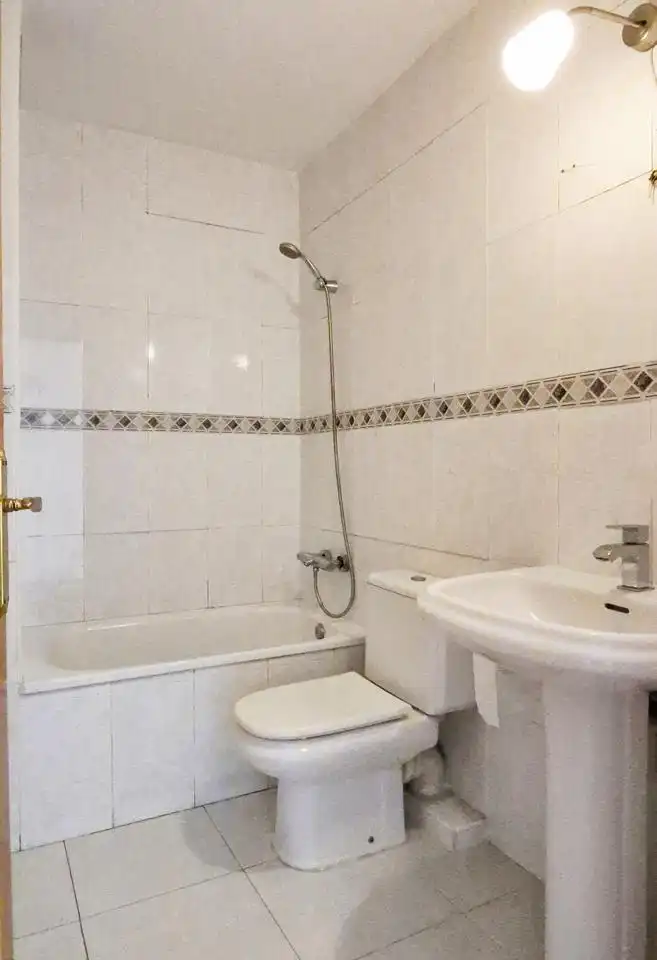 Baño de Piso en venta en Terrassa con Calefacción, Terraza y Balcón