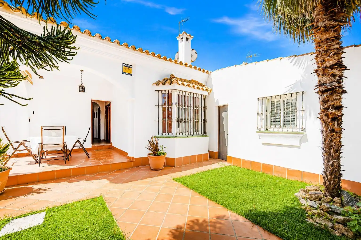 Vista exterior de Casa o xalet en venda en Chiclana de la Frontera amb Jardí privat, Terrassa i Traster