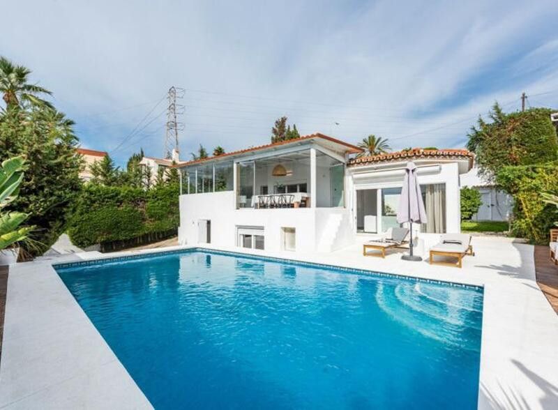 Swimming pool of House or chalet for sale in Marbella  with Air Conditioner, Private garden and Terrace