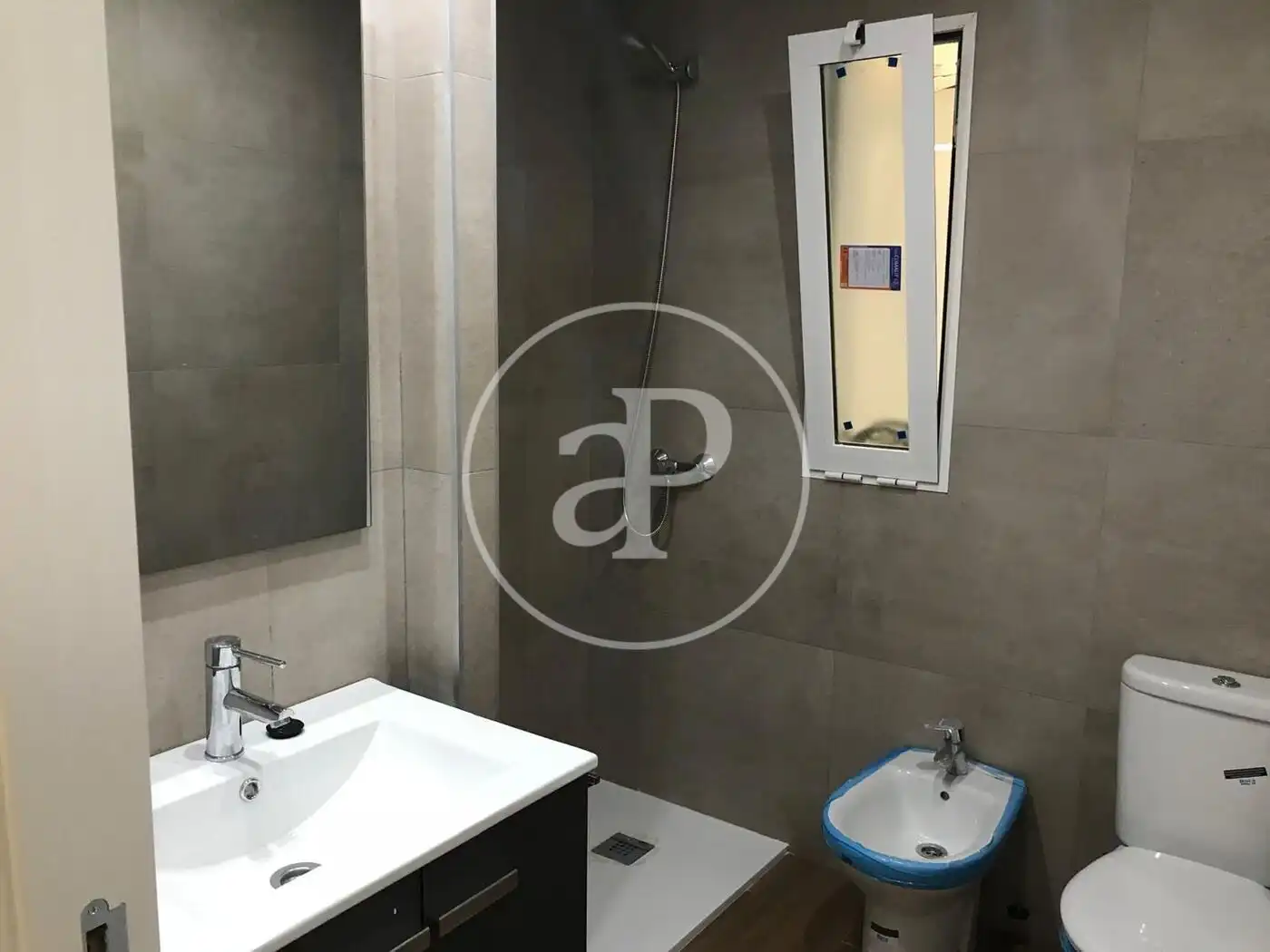 Bathroom of Flat for rent in Valencia  with Air Conditioner, Heating and Furnished