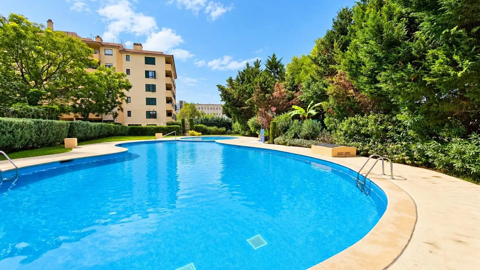 Bajo con piscina en venta en Ponent